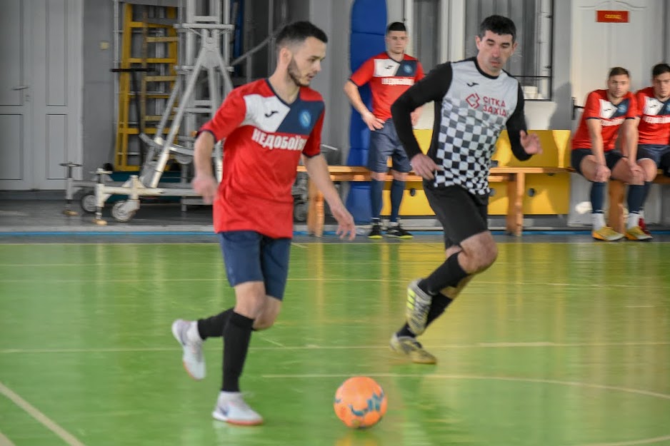 Group of people playing mini football Группа людей играющих в мини-футбол