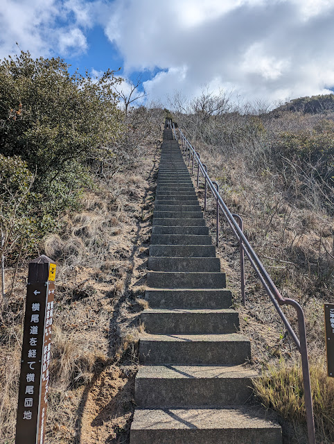 栂尾山の階段