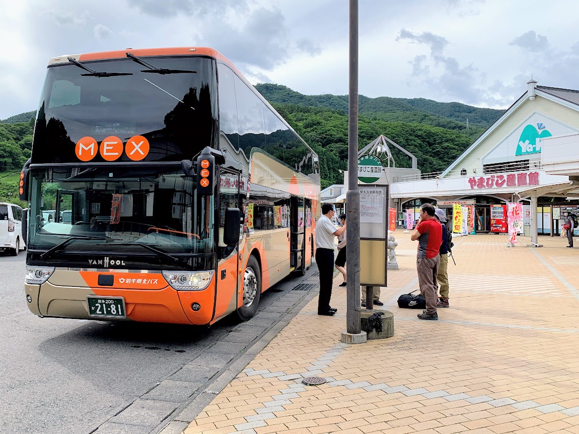 やまびこ産直館に停車中の盛宮106特急