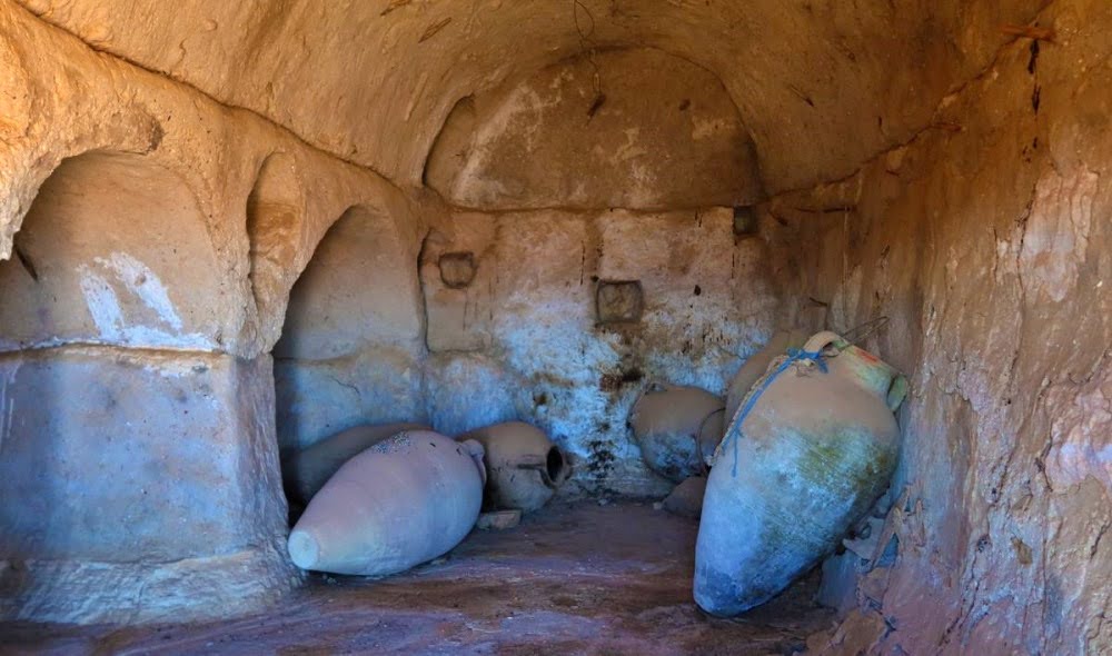 Cisterna para armazenar água em Guermessa: Essencial para a sobrevivência no clima árido da região.