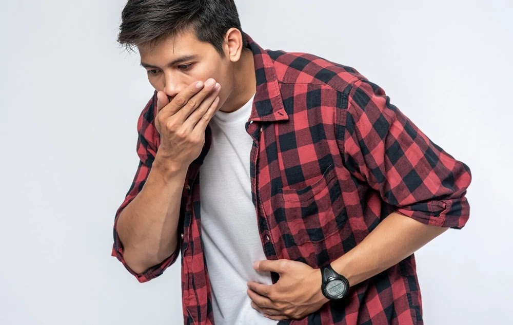 Buồn nôn là dấu hiệu dị ứng khi uống thực phẩm bổ sung