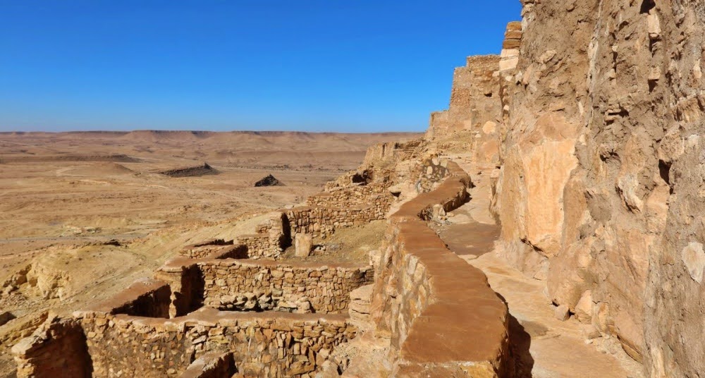 Vista panorâmica de Guermessa: Uma vila berbere abandonada nas montanhas Dahar da Tunísia.