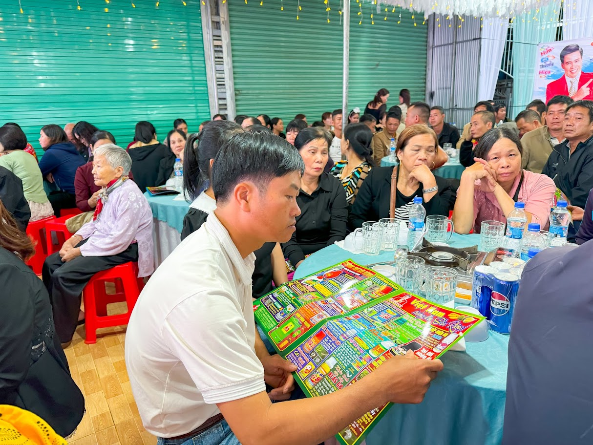 Kỹ sư Lang cùng đlý Thảo Yến đồng hành cùng bà con