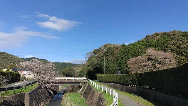 風がすごくつよいのに暖かい