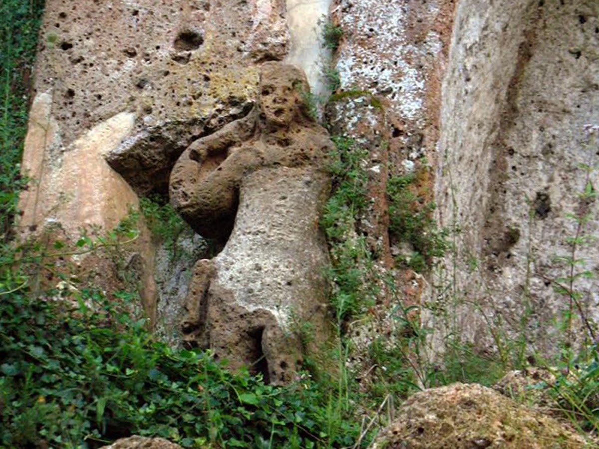 Tomba della Sirena, una figura virile, Parco Archeologico Città del Tufo, Sovana“/> </a>
</td>
        </tr>
        <tr>
          <td height=