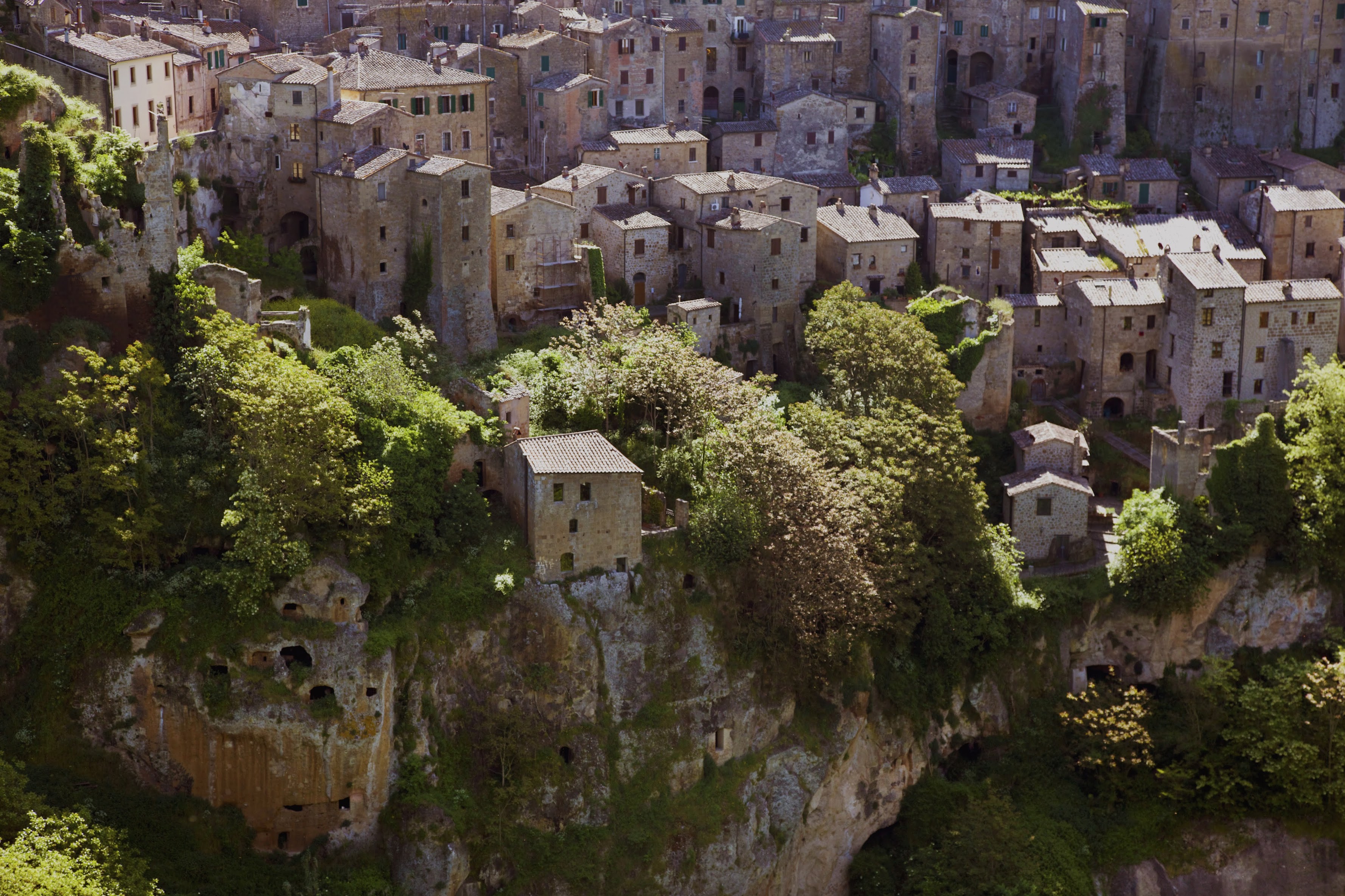 Sorano, un pittoresco borgo medioevale, situato su di uno scosceso sperone di tufo e circondato da una rigogliosa ed incontaminata flora boschiva