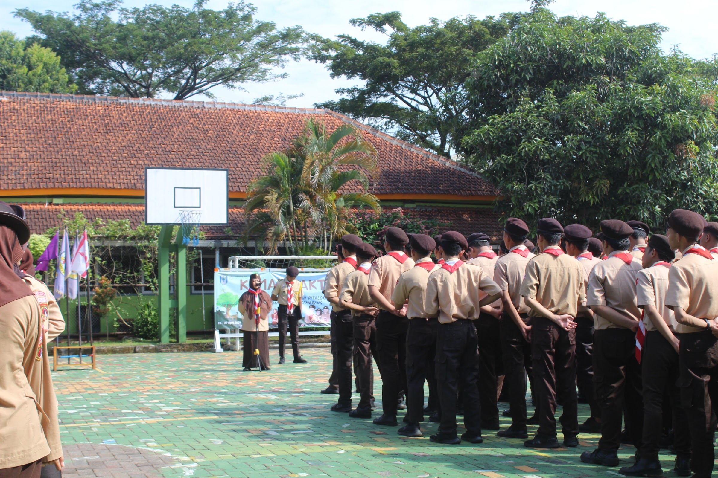 KEMAH BAKTI SEBAGAI SARANA PENDIDIKAN KARAKTER SISWA