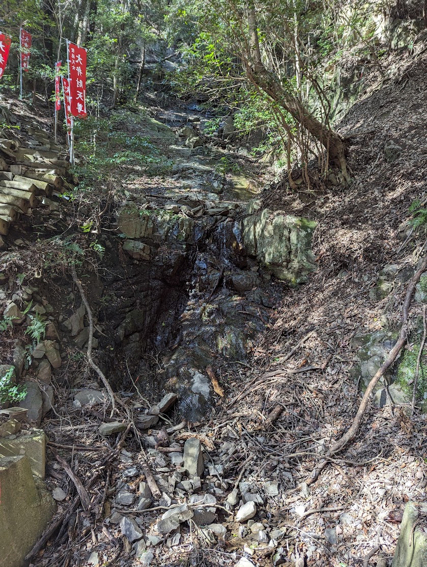 高城山登山口から、「七宝瀧寺」へ行く途中にある「弁天の滝」です。なかなかキレイです。