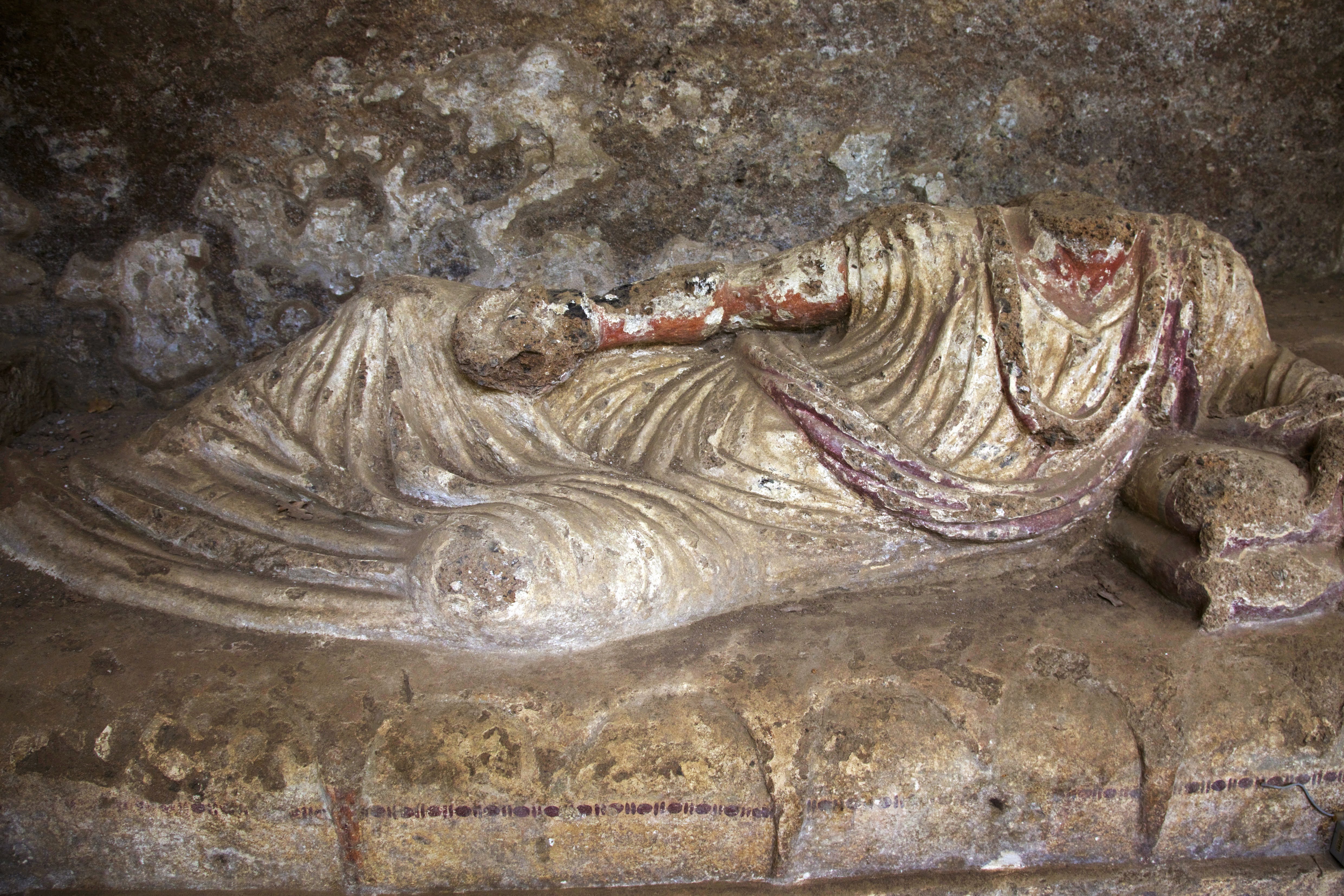 Sovana, Tomba dei Demoni Alati, la figura del recumbente allinterno della nicchia (Parco Archeologico Citt del Tufo)