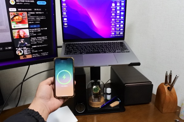 ワイヤレスで充電できて電話機の画面が常に見える