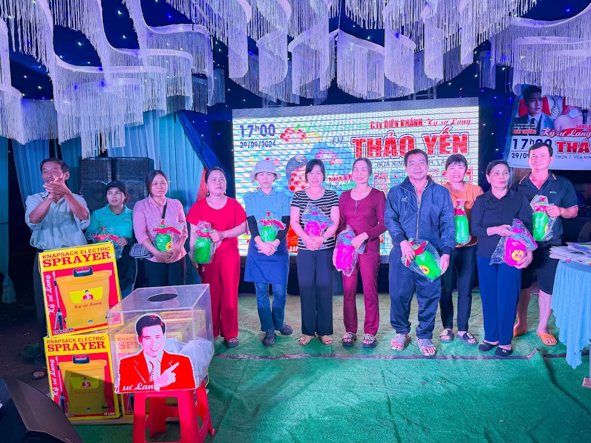 Kỹ sư Lang cùng đlý Thảo Yến đồng hành cùng bà con