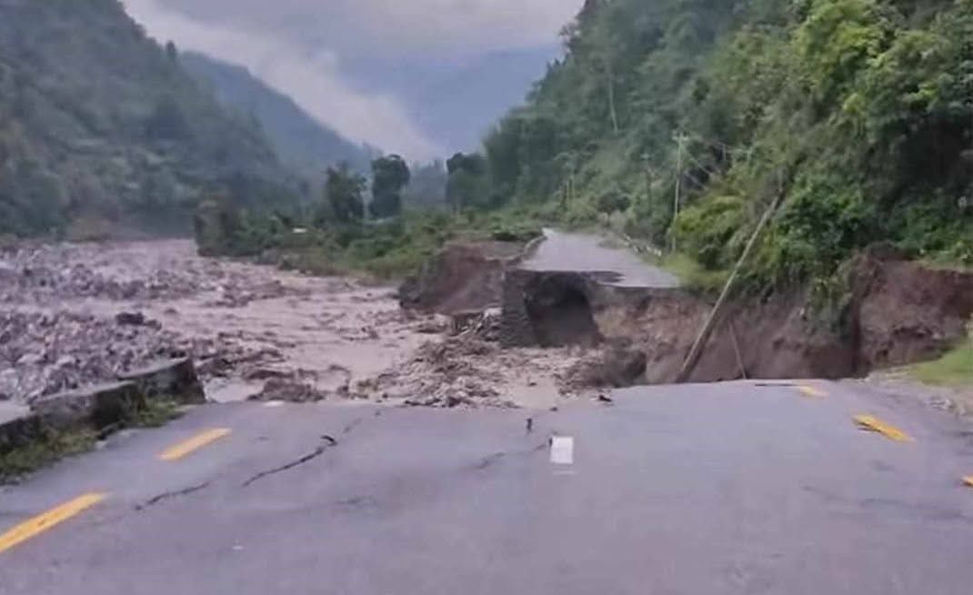 कोशी राजमार्ग बाढीले बगायो, यातायात अवरुद्ध..