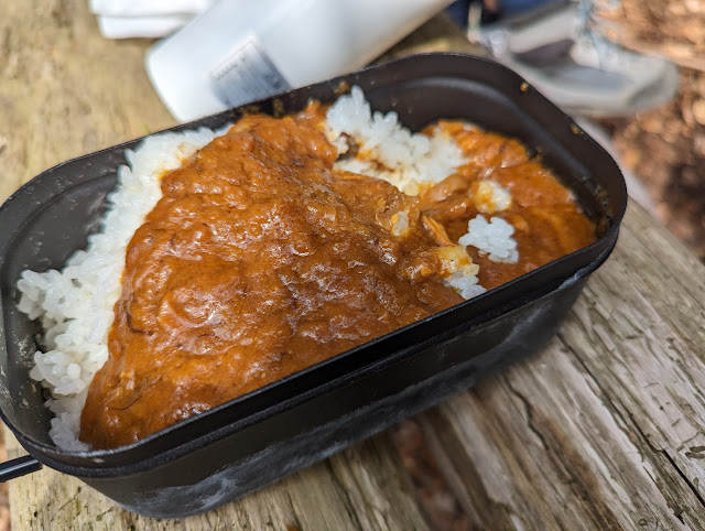 今回も、炊飯済みのご飯を持って行き、ヒートパックでカレールーとともに温める簡単カレーです。 しかし、ご飯って重いよね。食べ終わるとリュックがとても軽い！ そして1座目を終えて、やり終えた感あり！さあ、下山だ。