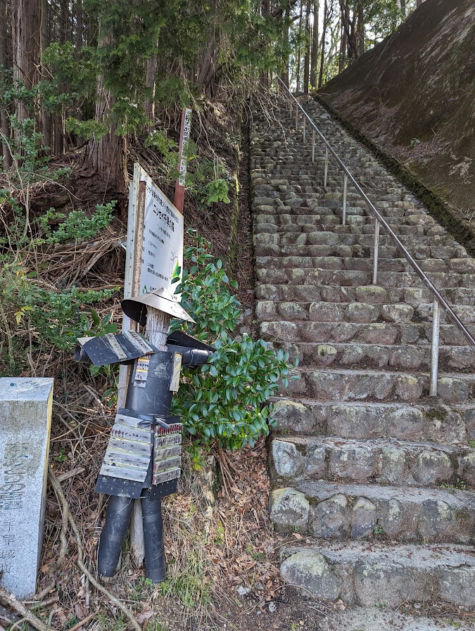 急勾配ですが、きっちりとした階段があるのでガンガン登っていきます。