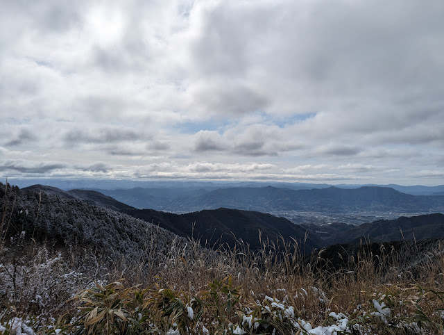 和歌山の街の向こうに、高くそびえるのは護摩壇山でしょうか。