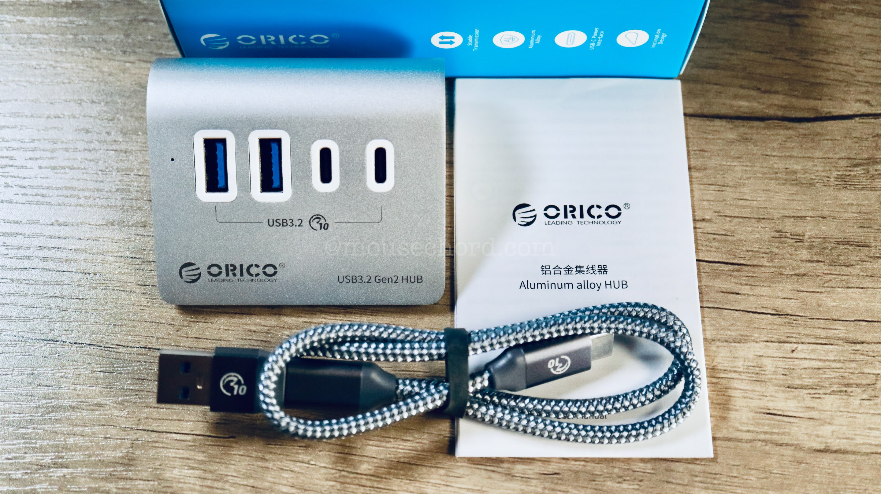 ORICO「4port USB3.2 hub」にUGREENスマホスタンドが良き。