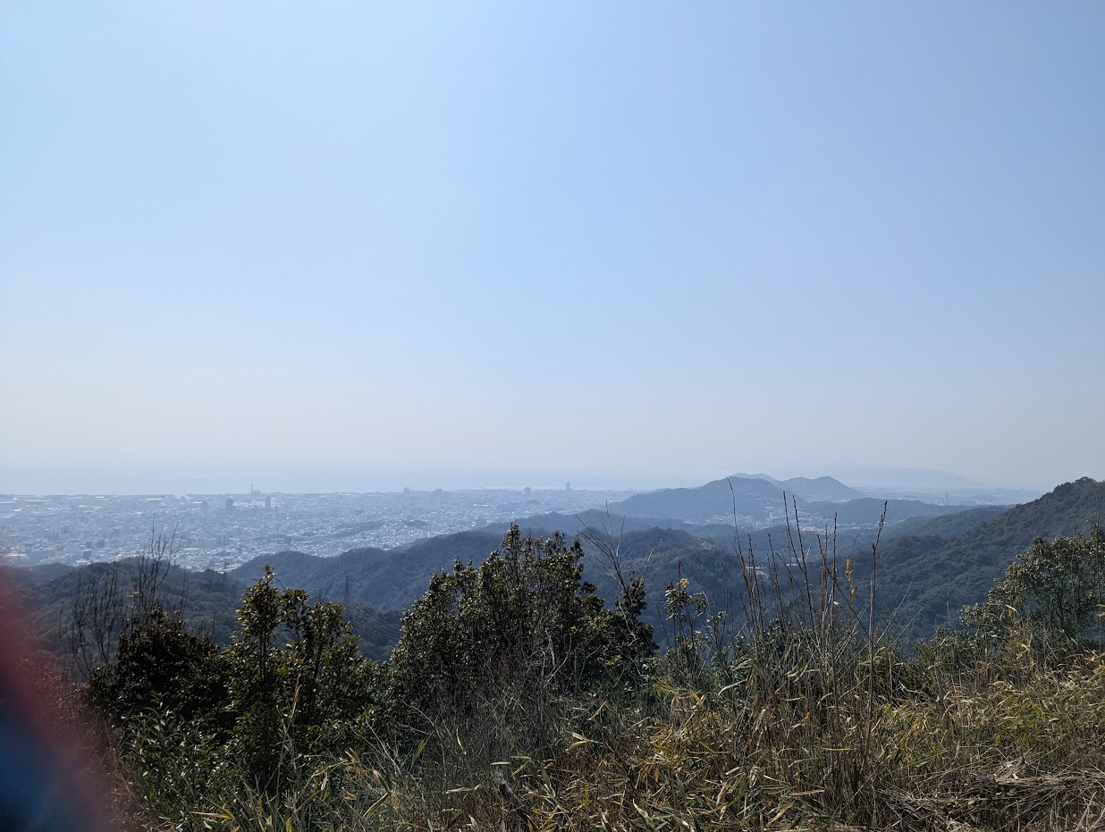 鍋蓋山からの景色。お腹も大きく、リュックも軽くなり、軽快な足取りで次の山に向かいます。