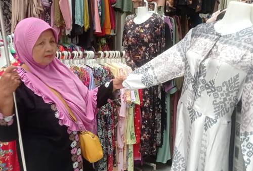 Jadi Tren Baju Lebaran 2024, Penjual Gamis Shimmer Di Pasar Besar Ngawi Panen Cuan