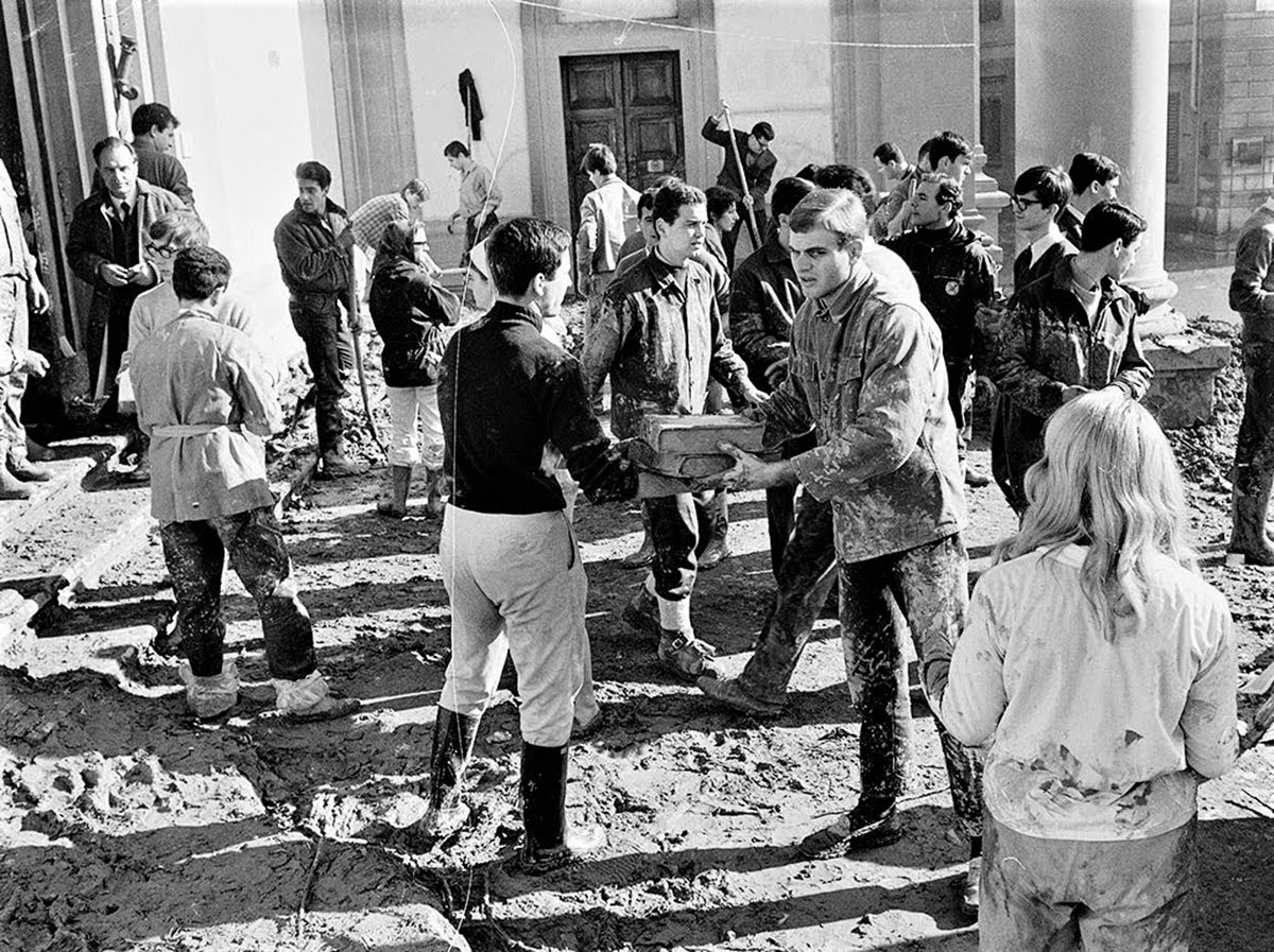 Alluvione di Firenze novembre 1966, Angeli del fango presso la Biblioteca nazionale [Biblioteca Nazionale centrale | Rcs-periodici]