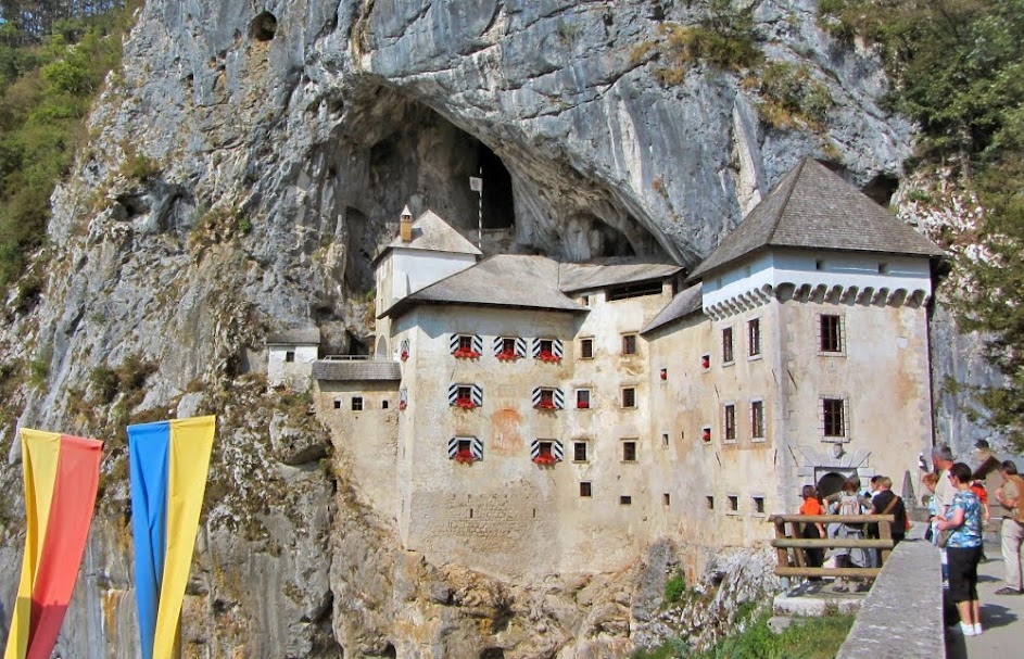 O Castelo Predjama também impressiona os visitantes pela sua localização