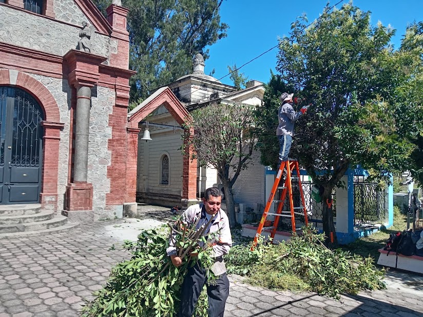 El panteón municipal recibe mantenimiento para ofrecer un espacio digno durante las celebraciones de Día de Muertos.