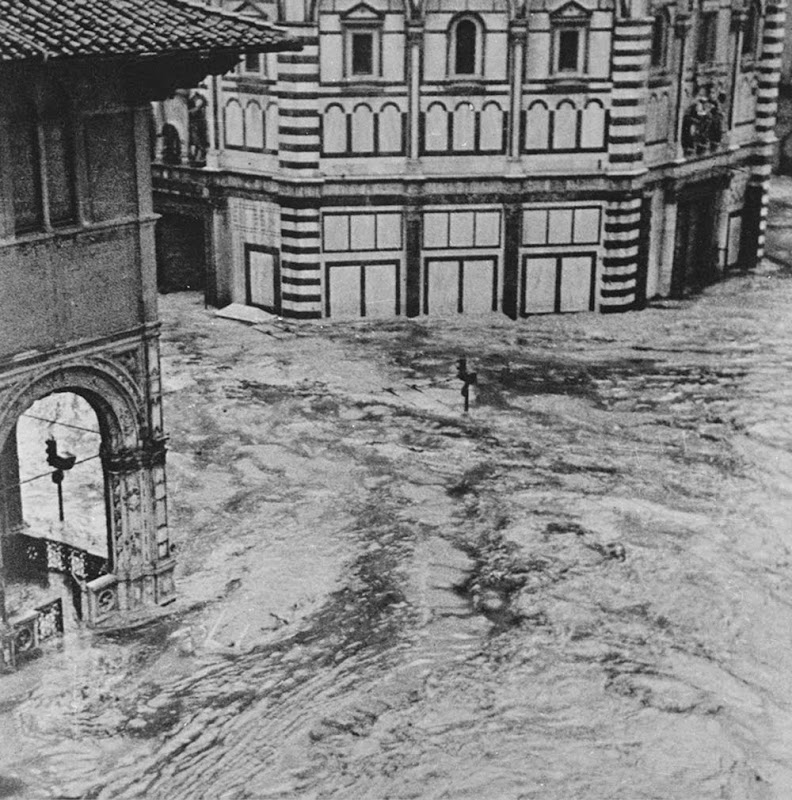 Vista sul Battistero e sulla Loggia del Bigallo, Firenze alluvione del 1966 [Fotografo Ivo Bazzechi. Fototeca del Kunsthistorischen Instituts di Firenze]