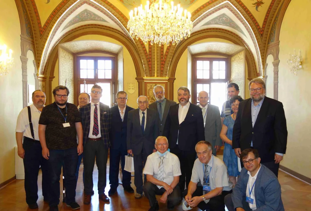 Dni humanistov 2021 sa uskutočnili v čase pandémie COVID-19 v priestoroch historickej radnice v Banskej Bystrici. Prednášajúci a zahraniční hostia Stredoeurópskeho humanistického fóra 2020 boli prijatí viceprimátorom mesta Ing. Milanom Lichým (stojaci v zadnom rade v strede, v okuliaroch s bielou bradou. Stojaci prvý vpravo je Michael Bauer, prezident Európskej humanistickej federácie. Fotografia, zdroj: Spoločnosť Prometheus, autor František Jedinák