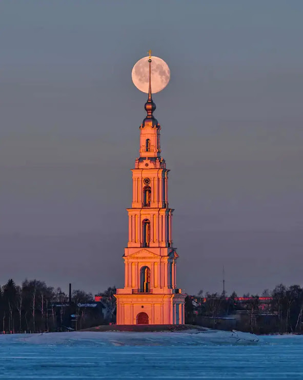 Torre de sino Kalyazin na Rússia