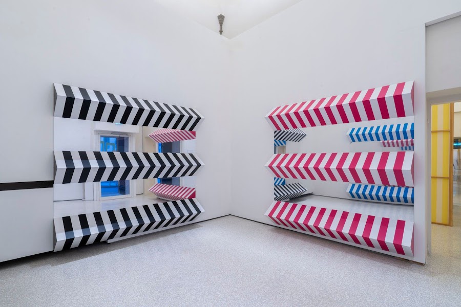 Daniel Buren, Fare, disfare, rifare, Pistoia, 2025  [Photo-souvenir: Prismes et miroirs : hauts-reliefs, lavori situati, 2022, collezione privata, Parigi. Particolari. Courtesy Fondazione Pistoia Musei, foto OKNOstudio, Ela Bialkowska © DB - SIAE Roma]