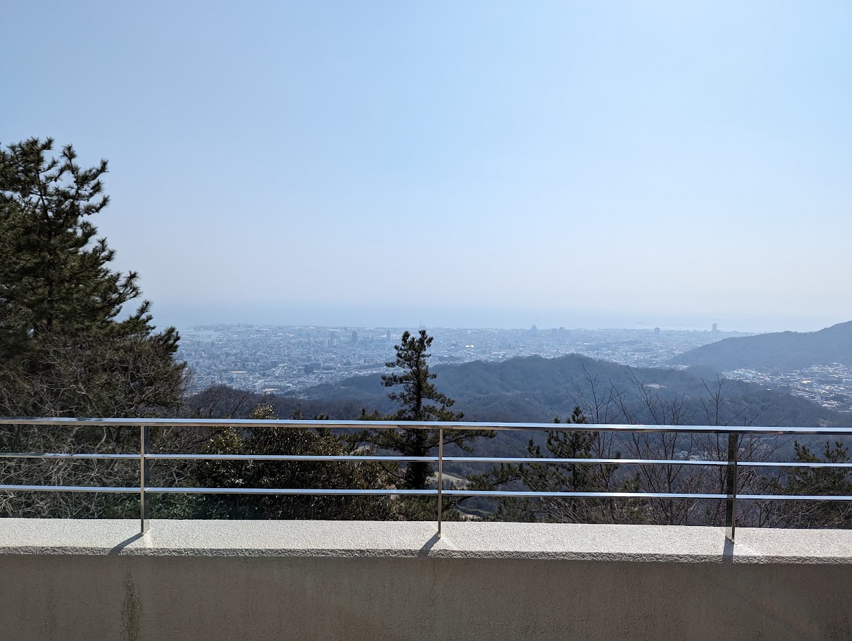 菊水山展望台からの景色。晴天なのですが花粉で空が白いです。