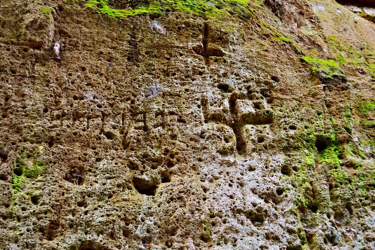 Parco degli Etruschi, Sorano, iscrizione e croce unificata etrusca o svastica sulle pareti della Via Cava del Cavone