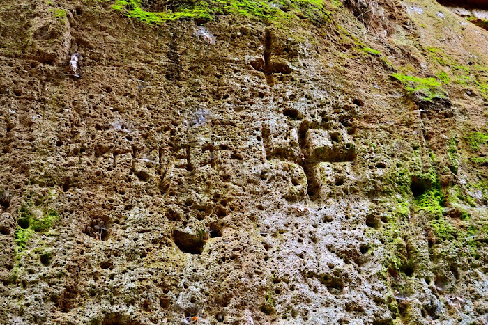 Parco degli Etruschi, Sorano, iscrizione e croce unificata etrusca o svastica sulle pareti della Via Cava del Cavone