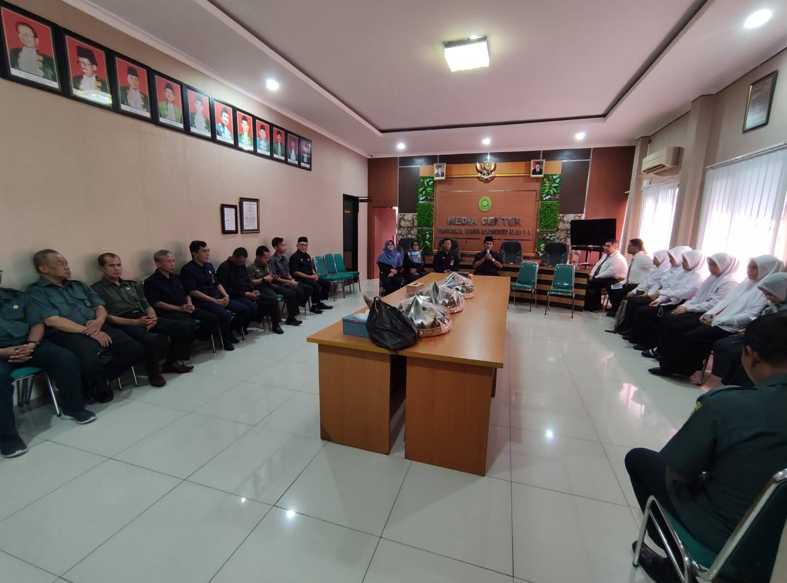 Saling Bersalaman dan Tumpengan Pada Hari Pertama Kerja Setelah Libur Lebaran 2024