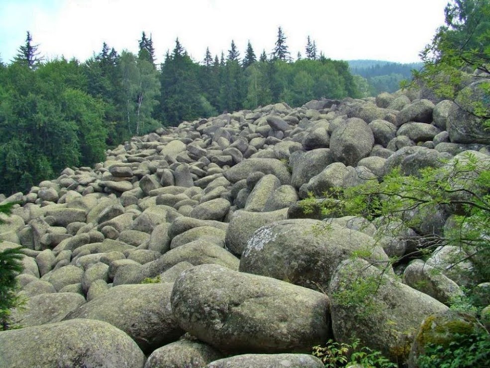 Rio de pedra na montanha Vitosha, Bulgária. 