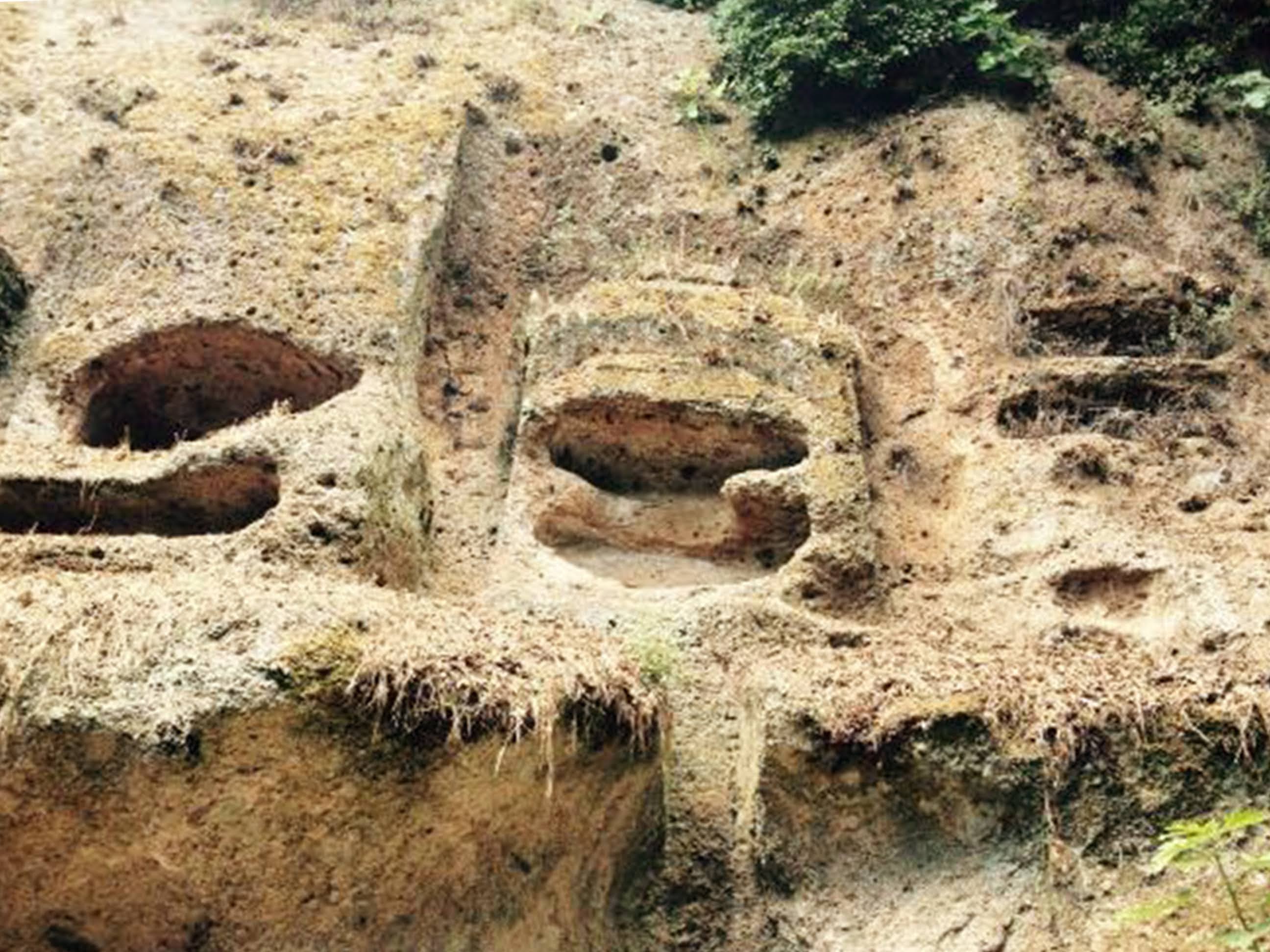 Parco degli Etruschi, Sorano, scacciadiavoli sulle pareti della via cava