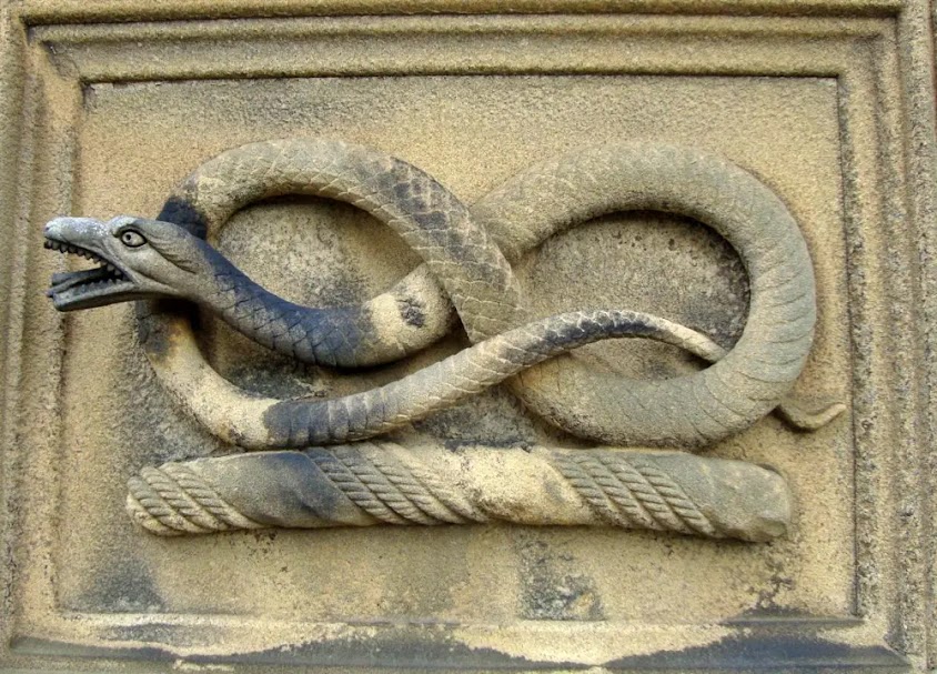 serpente em lápide