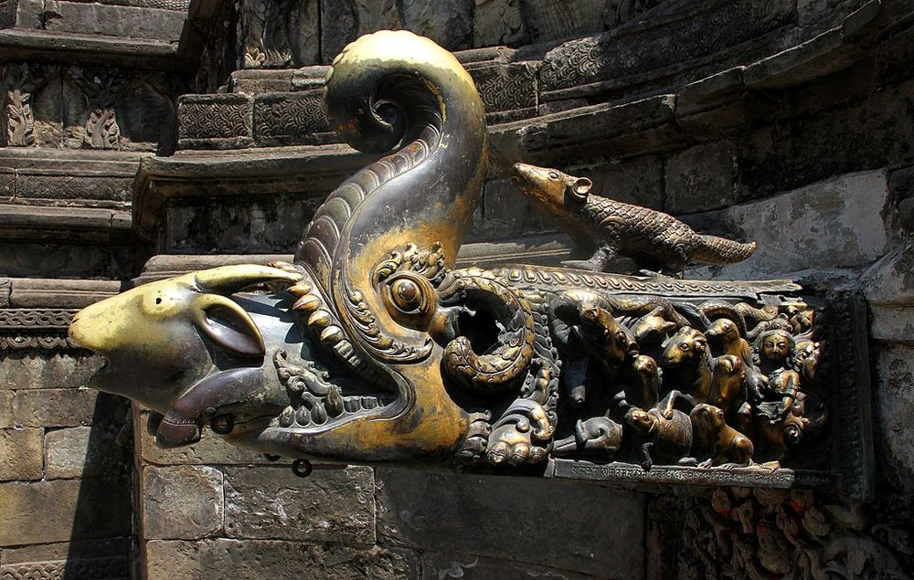 A bica de ouro de Nag Pokhari em Bhaktapur. A bica tem o formato da mítica makara (também chamada de hitimanga). Esta é uma criatura com focinho de crocodilo, tromba de elefante, presas e orelhas de javali e cauda de pavão.