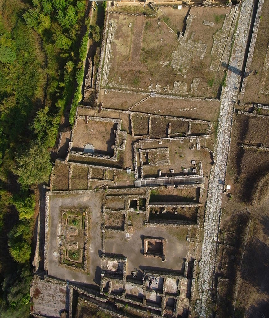 Veduta aerea dell'Area Archeologica di Roselle, con l'Augusteum, sede dei Flamini Augustali, in alto al centro. A destra il Foro, a sinistra il Domus dei Mosaici e, in basso al centro, il Tempietto