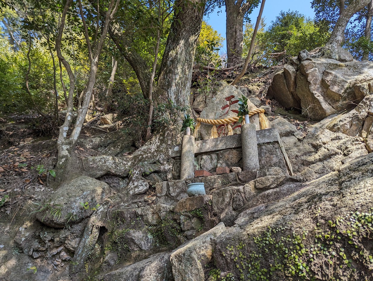 大龍寺境内から裏に入っていって、天狗岩を目指します。
天狗、大日はキツイことが多いですが、ここもなかなかです。