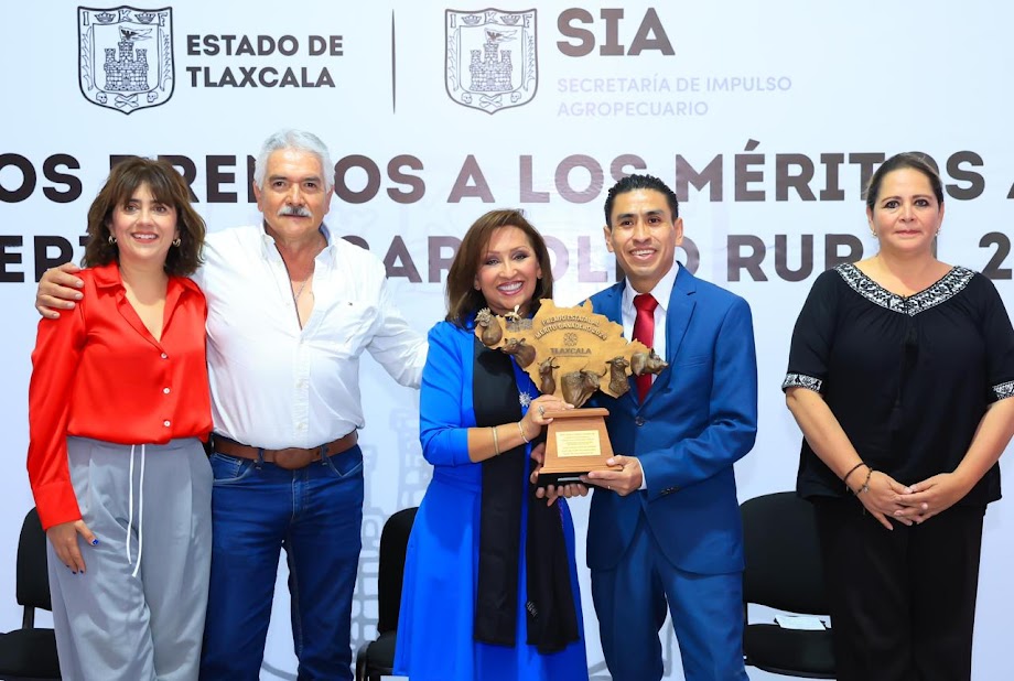 La gobernadora Lorena Cuéllar Cisneros entrega el premio estatal a destacados productores agrícolas y ganaderos de Tlaxcala, impulsando el desarrollo del sector.