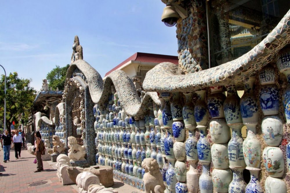 Fachada da Yuebao House adornada com mosaicos de porcelana.