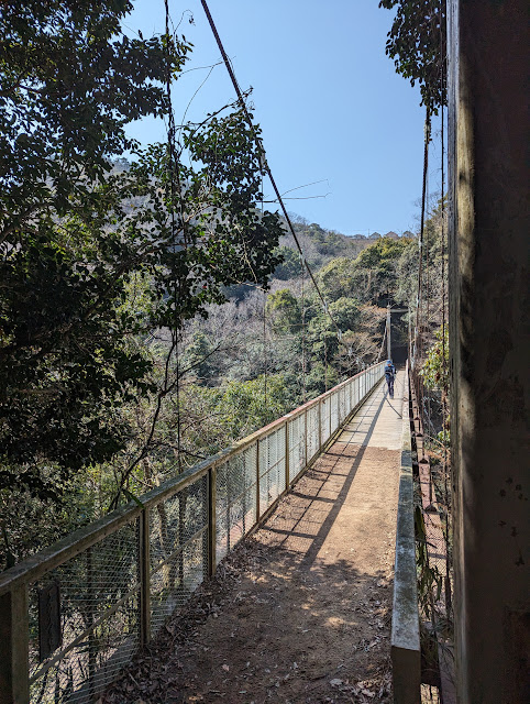 鍋蓋山やまから、一気にくだりようやく谷底かと思ったら、天王吊橋がありました。 有馬街道の頭上、菊水山と鍋蓋山の丁度間に架かる吊り橋でハイカーの為にと作られた吊り橋だそうです。 ここから再び急騰をぐんぐん登って行きます。汗だくです。