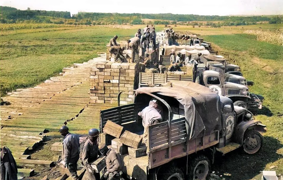 Soldados carregam caminhões com rações de combate em preparação para um comboio para a linha de frente em 21 de dezembro de 1944, no teatro de operações europeu. Crédito da foto: Exército dos EUA