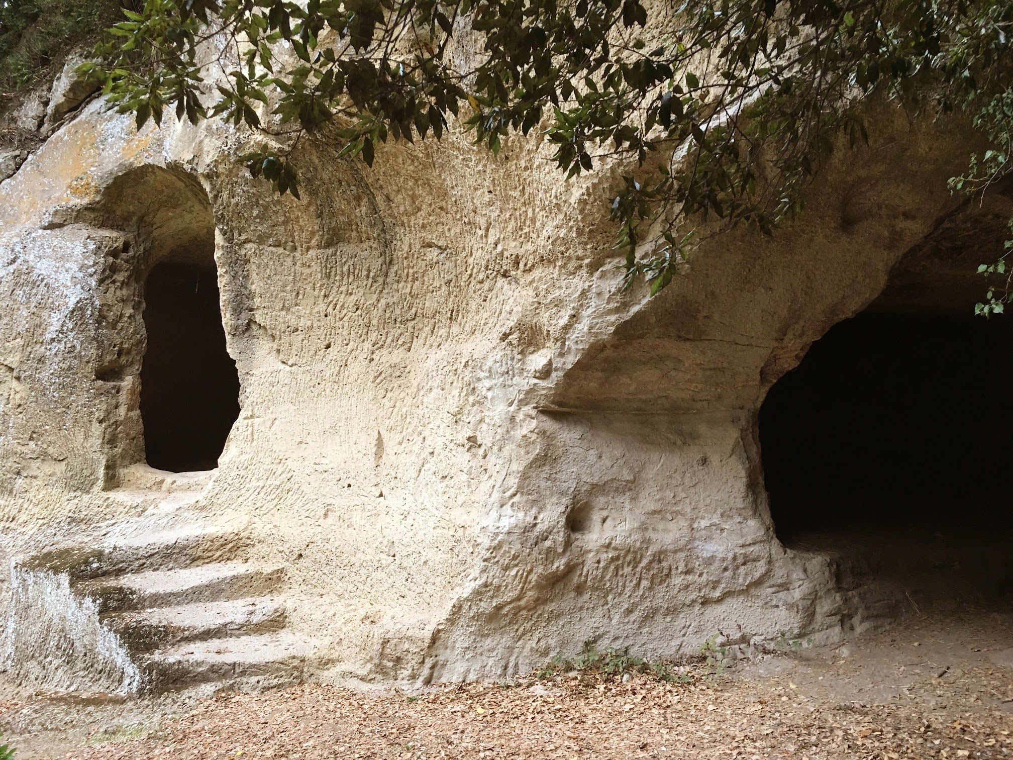 Via Cava San Rocco, Caverne e grotte,  Sorano