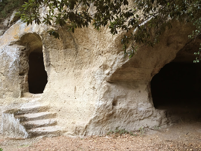 Via Cava San Rocco, Caverne e grotte,  Sorano