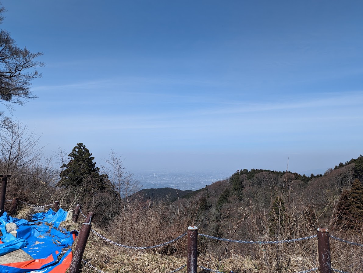 山頂からPLの塔を眺めます。花粉のせいか、白く霞んで見えます。