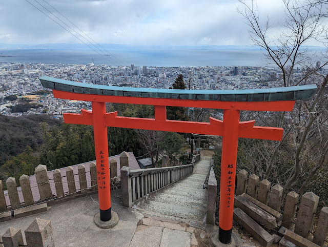 高取神社のてっぺんまで登ってきました。今回ここからの眺めが一番キレイだったような・・・ 写真では全く伝わってこないな・・