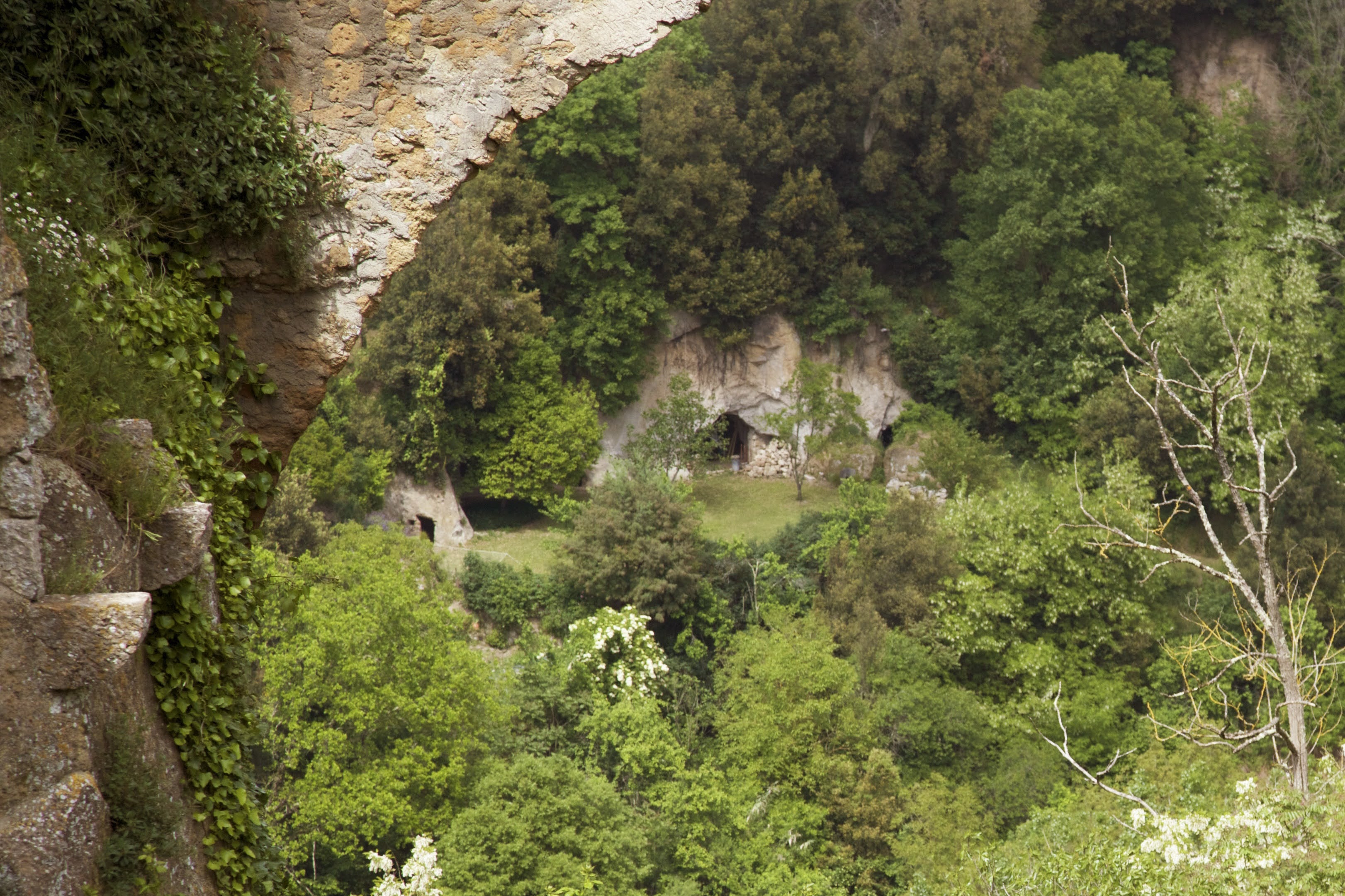 Sorano, la valle del fiume  costellata di grotte che un tempo venivano utilizzate come abitazioni