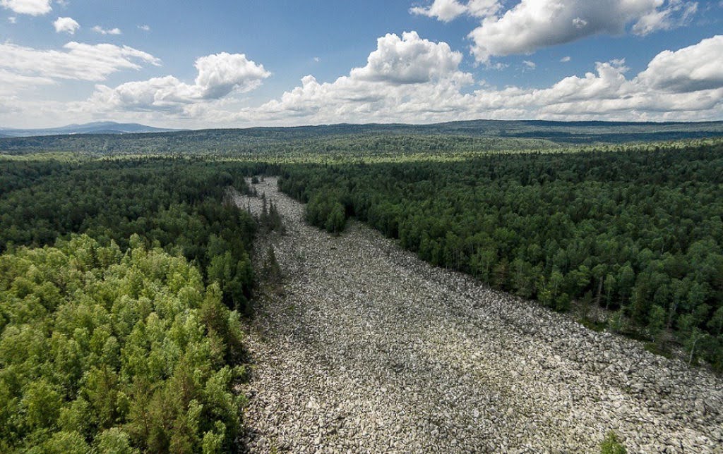 É uma forma de quartzo contendo mica ou compostos de ferro que lhe conferem efeito cintilante ou cintilante, pesando de 9 a 10 toneladas cada. A camada de rochas desce até 6 metros de profundidade.