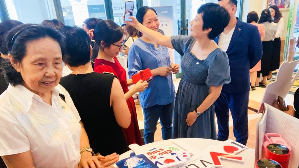 Khách hàng tham dự nghe tư vấn sản phẩm V Live